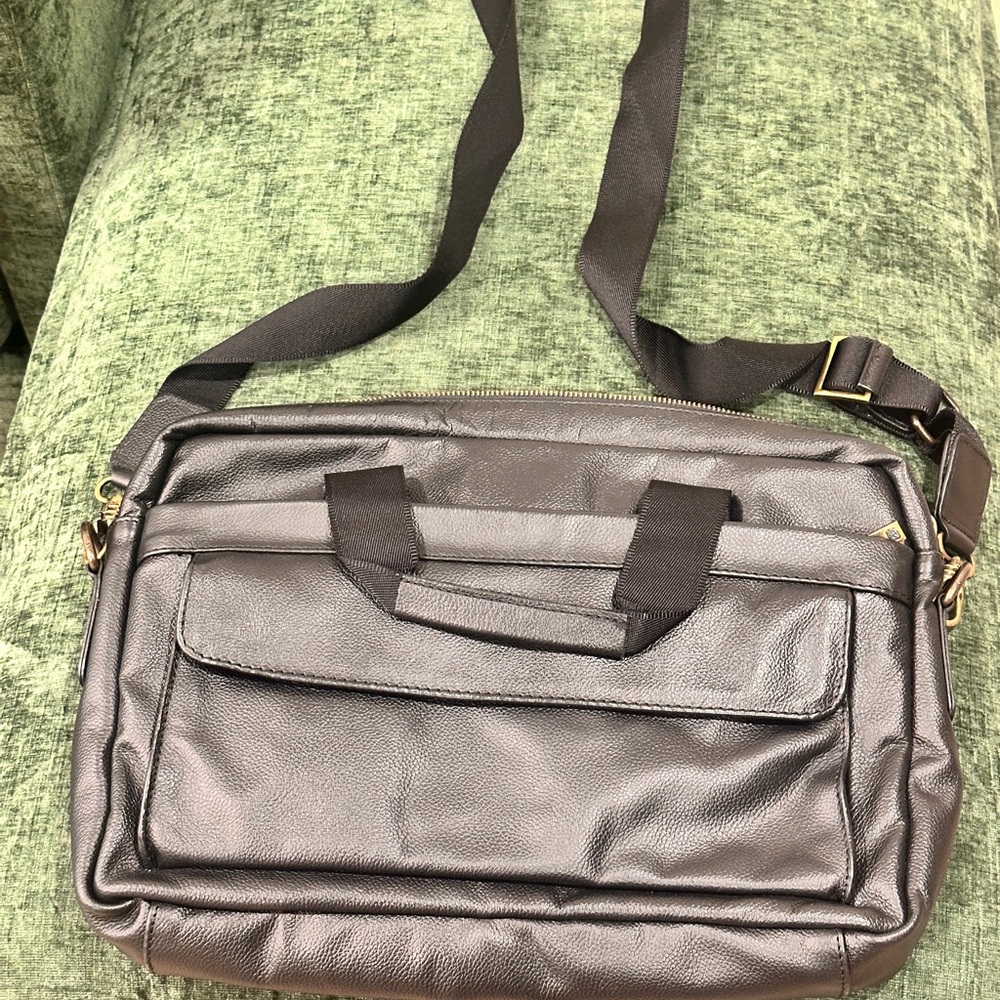 Sleek Brown Leather Men's Messenger Bag